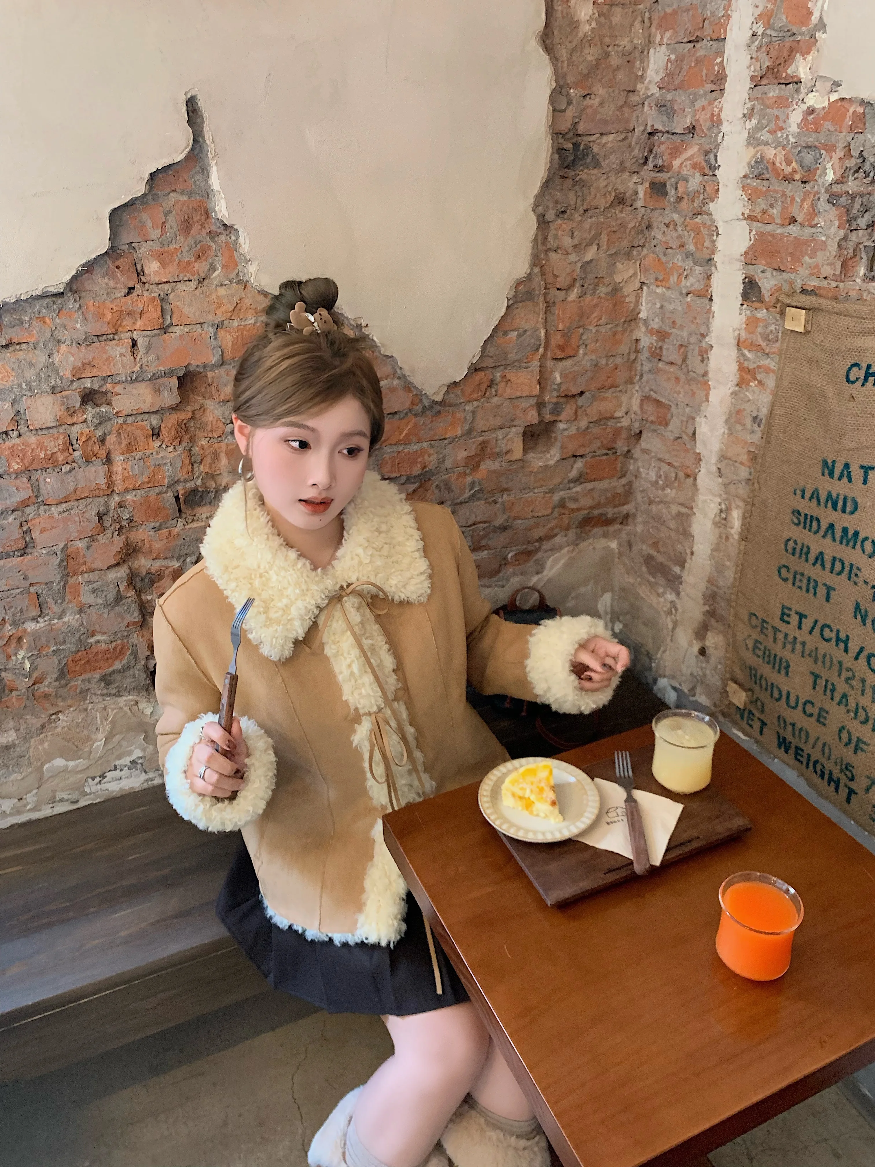 A slightly plump girl's sweet fleece narrative curly lapel lace-up fur coat is a slimming, eco-friendly fur coat for women
