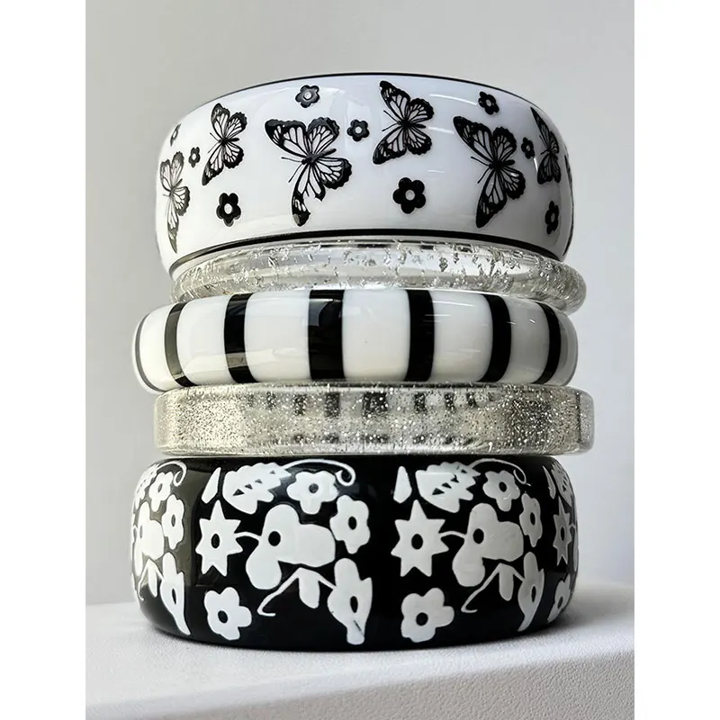 Trendiges minimalistisches schwarzes Blumen-Schmetterlings-Armband mit schwarzen und weißen Linien aus Harz für Damen und Mädchen, schlichter Armreif HUANZI 2026 NEU