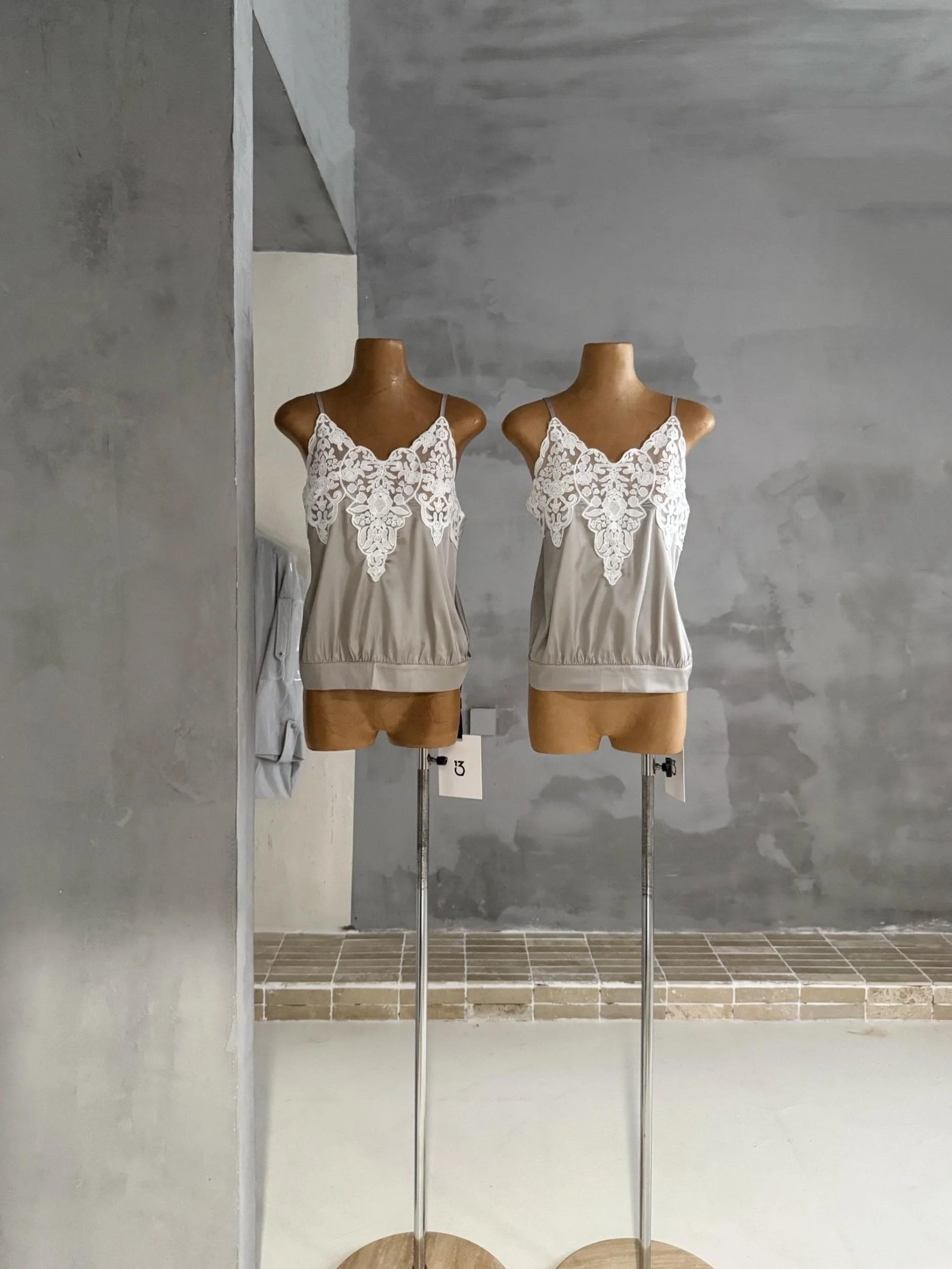

Satin Lace Splicing V-Neck Sleeveless Women's Vest Drapey Strap Dresses Craft Heavyweight Water Soluble 3D Hook Flower