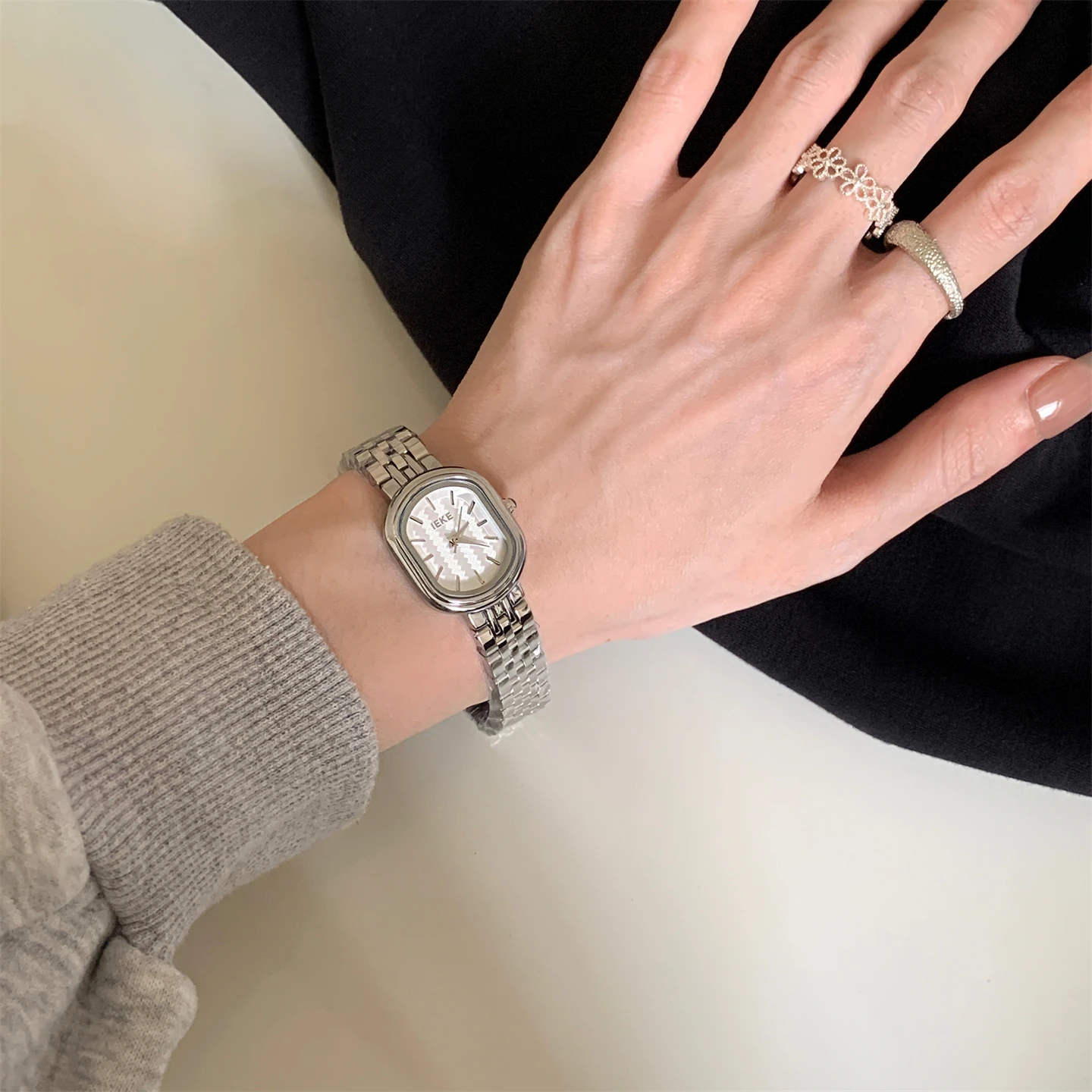 RetroAndSophisticated Oval Watch For WomenFeaturingAMetal ChainStrapFashionable And Elegant Quartz MovementAnd A Stylish Design.