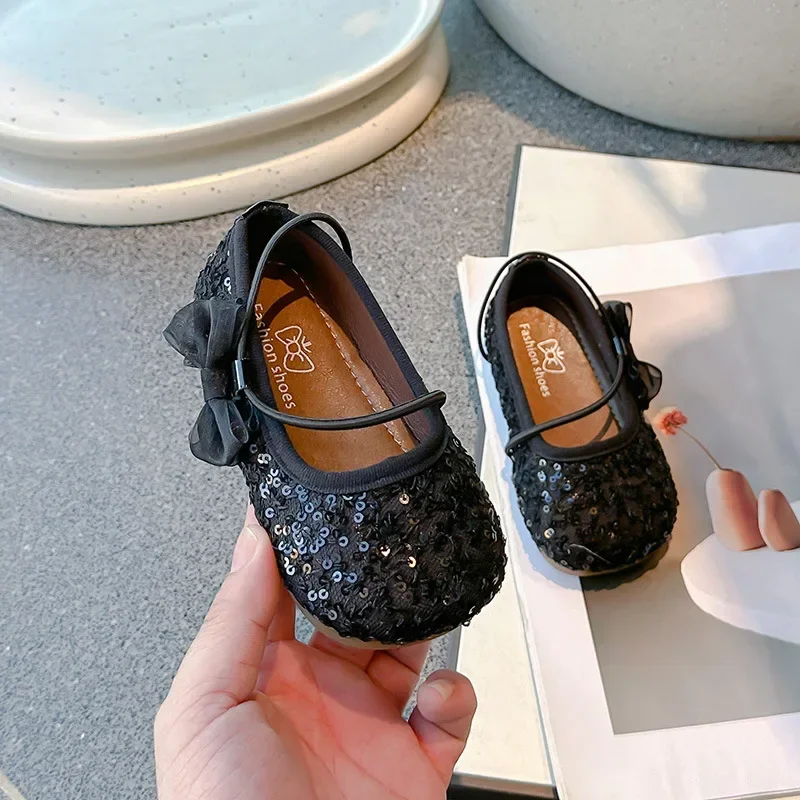 Kinderdansschoenen Slip-On Zachte Zool Meisjes Prinsessenschoenen Met Schattige Strik Aan De Zijkant 2024 Nieuwe Platte Schoenen Met Glanzende Pailletten