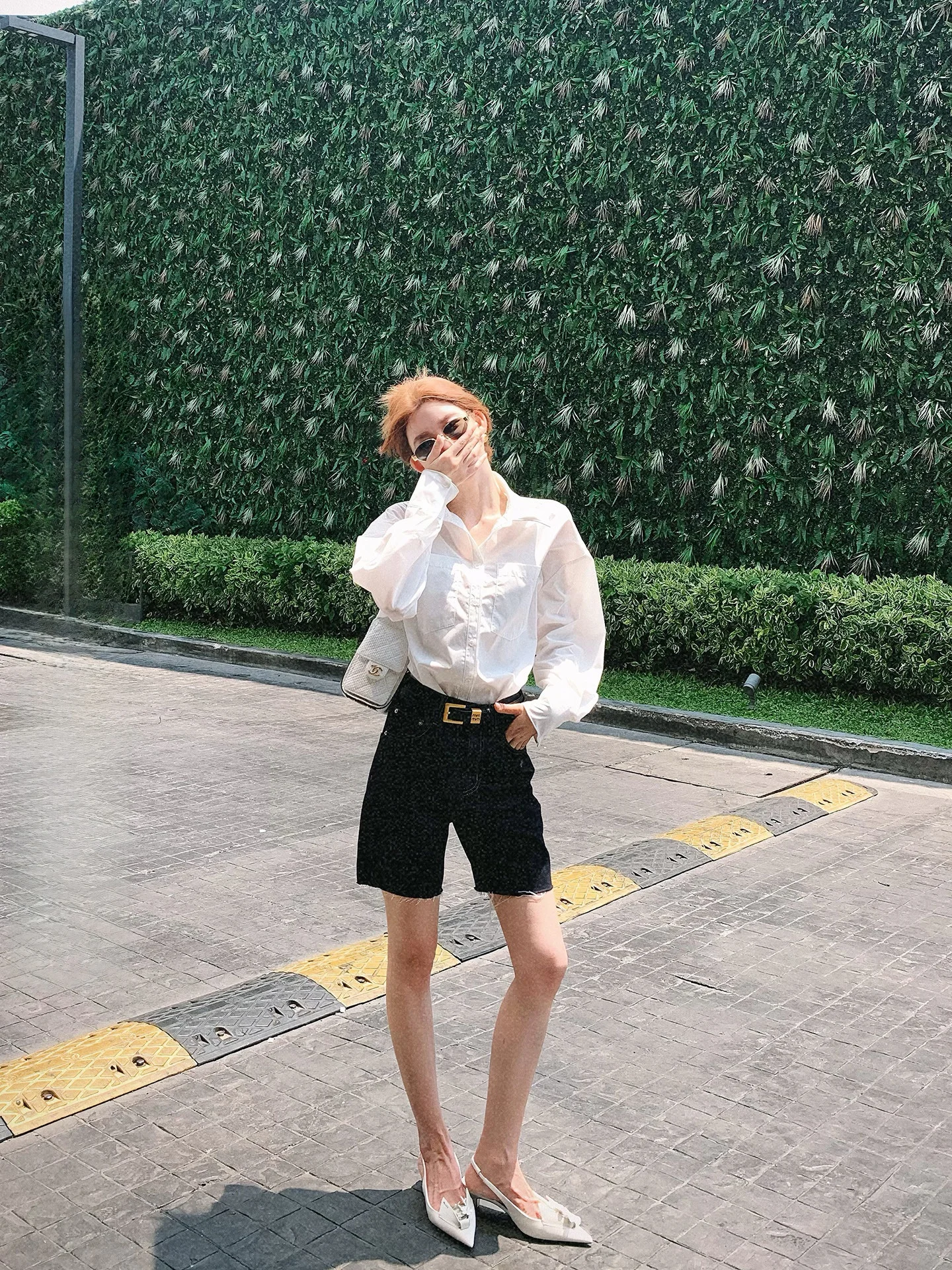 

Высококачественная хлопковая женская белая рубашка Li Wan Jun Twist Design, модная, свободного кроя, в минималистичном стиле, дышащая, летняя, размер 20