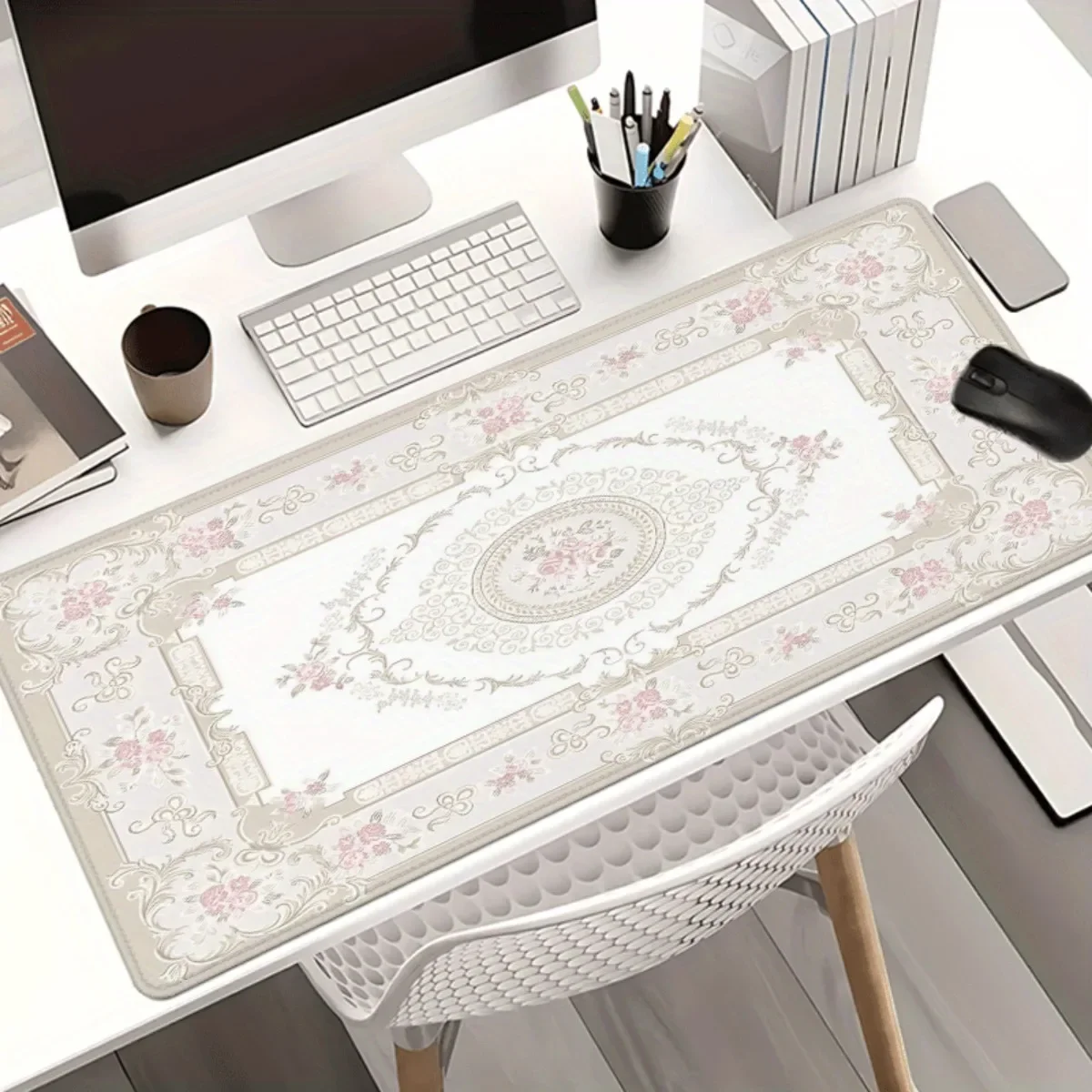 Elegante Schreibtischunterlage mit Blumenmuster und Goldenen Akzenten, Rutschfeste Gummibasis, Glattes Mauspad für Zuhause und Arbeitsplatz