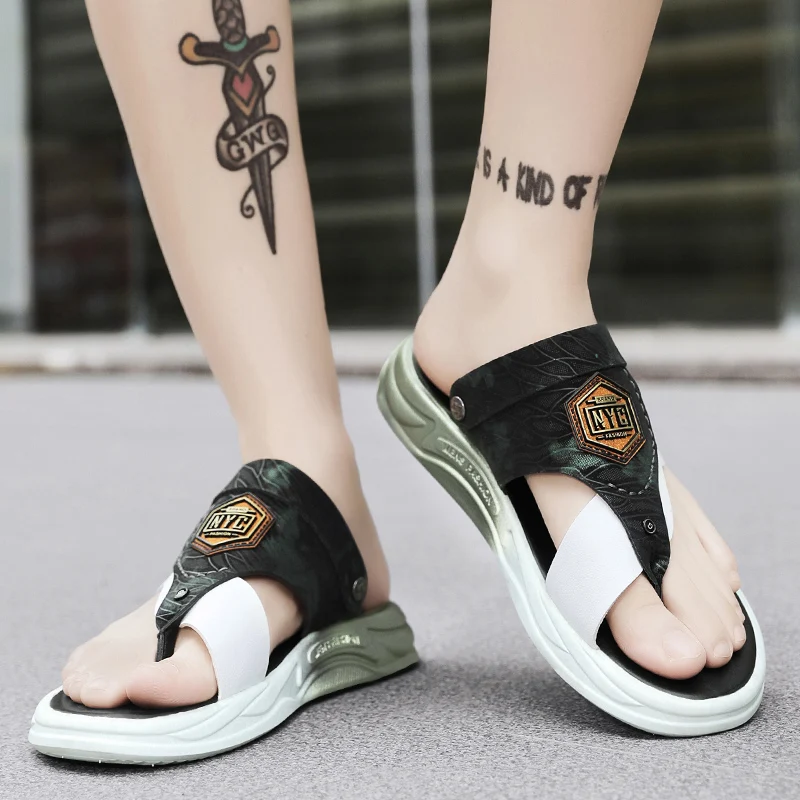 

Лето 2026, новые мужские повседневные пляжные сандалии, модные модные универсальные тапочки, мужские сандалии с резиновой подошвой, прямой заводской магазин