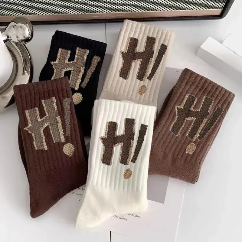 5 Paar Herbst- und Wintermode, vielseitig, bequem, für Damen, mittlere Röhre, Florsocken, niedliche Maillard-Farbe, Buchstabe, Sport, lange Socken