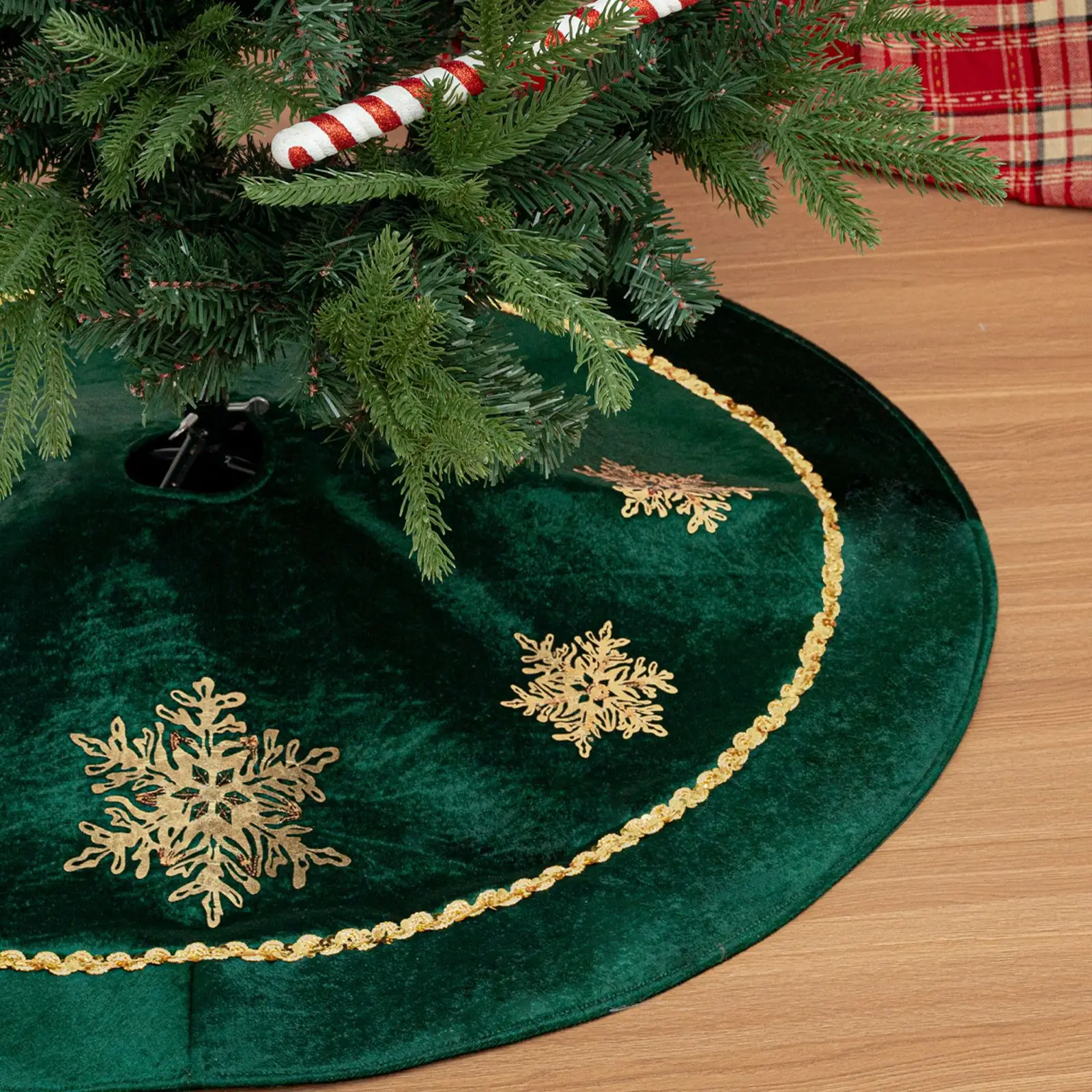 

Christmas Tree Skirt Green Velvet Golden Snowflake Glitter Ornaments for Xmas Tree Decoration