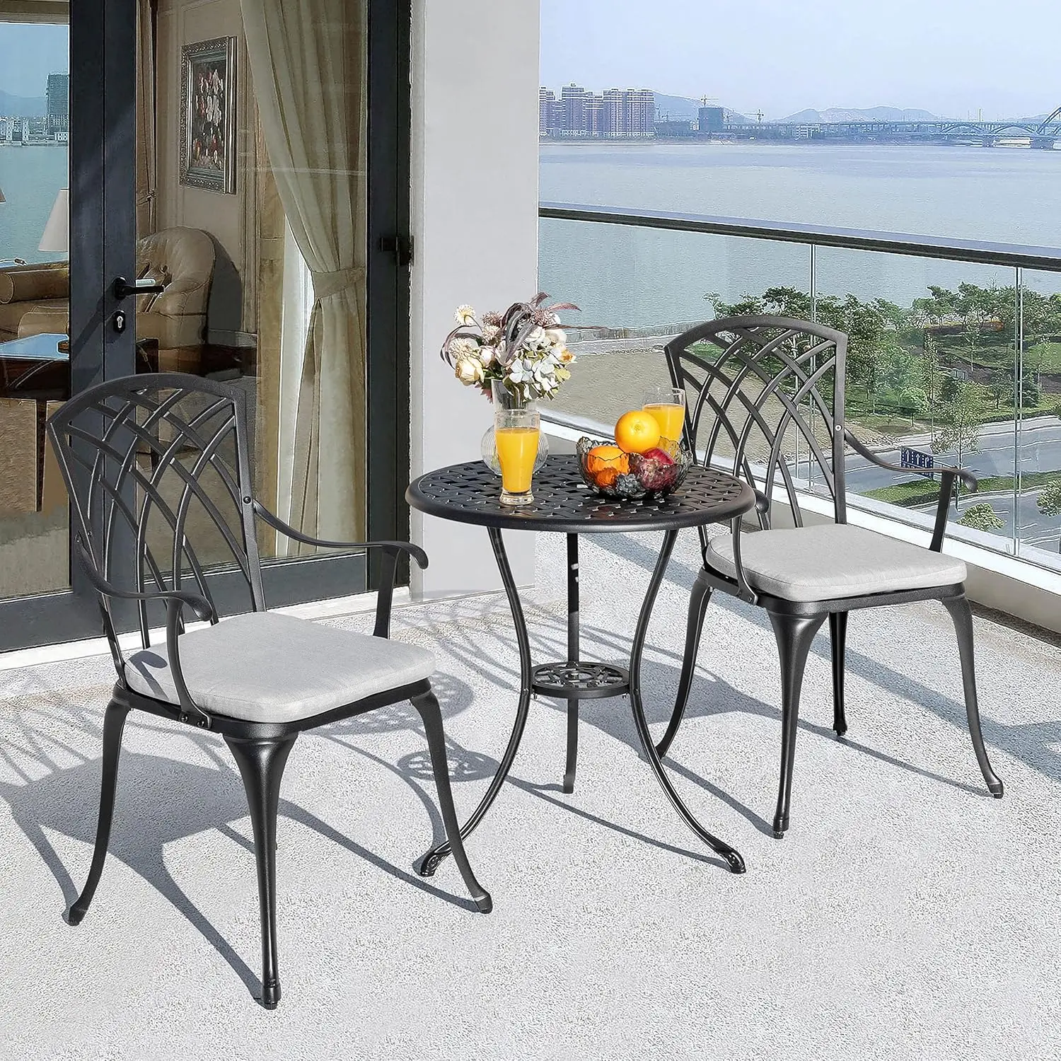 Ensemble de bistrot d'extérieur en fonte d'aluminium, table et chaises, trou parapluie, coussins gris, 3 pièces