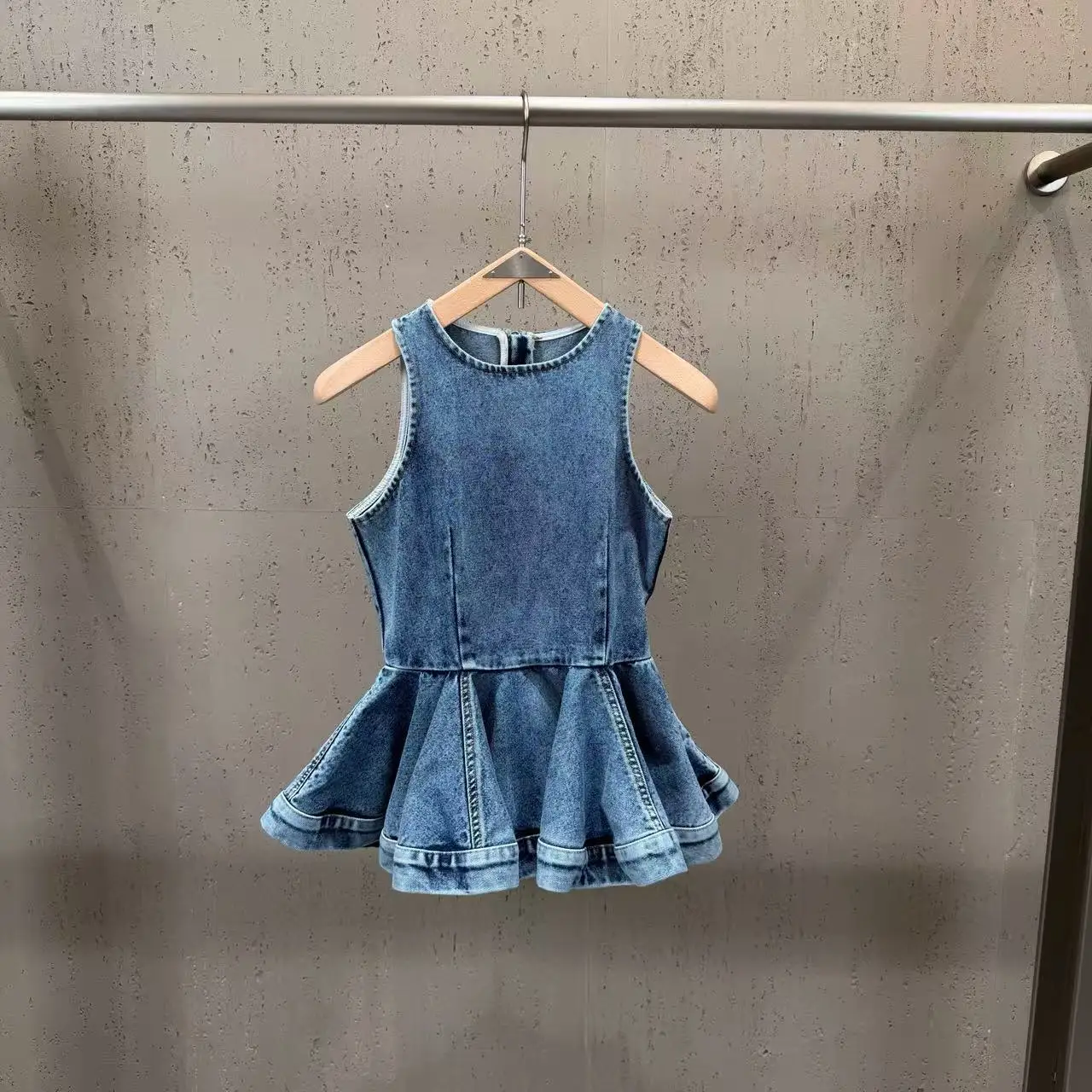 2026 New Model Round-neck Sleeveless Waist-cinching Puffy Top , Split Balloon Denim Pants,buy Separately - Image 3