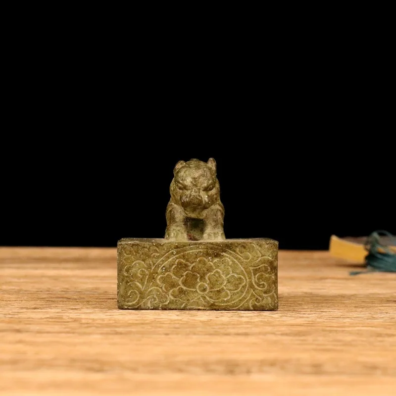 Antique-style imitation bronze Pixiu seal ornament, antique-style alloy Pixiu seal decoration for study and home