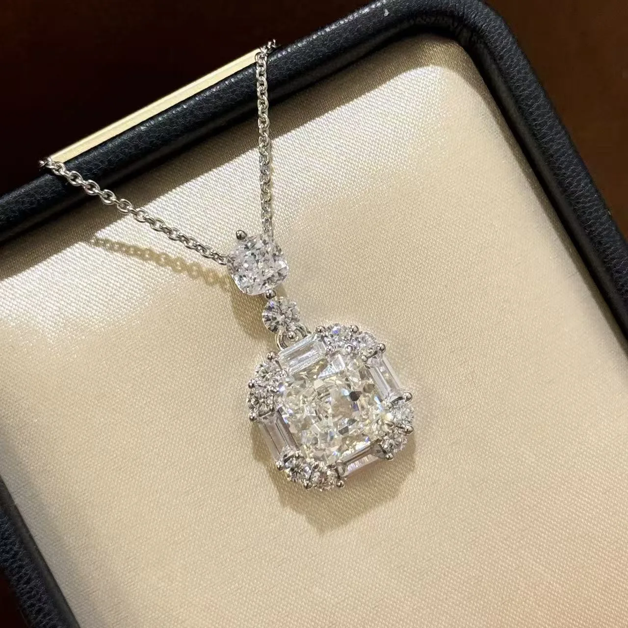 

22025 Fashion Brand Classic Jewelry S925 Square Shining Necklace High end Luxury Exquisite Design Party Birthday Gift
