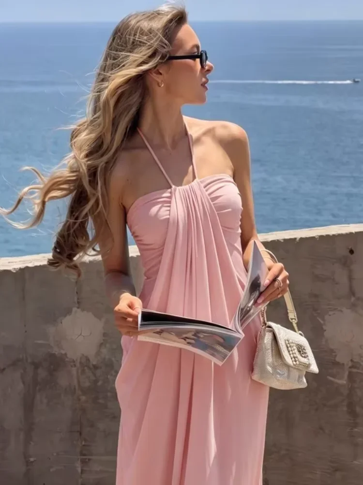 Robe longue plissée unie sans bretelles à col halter pour femme, coupe ajustée et fluide, longueur ras du sol, collection été 2026, idéale pour les vacances