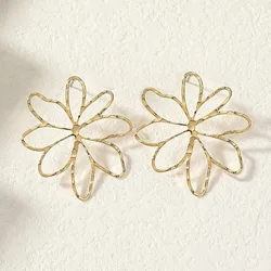 Stud Earrings For Women Hollow Flower Personality Exaggerated Ear Accessories Holiday Party Gift Fashion Jewelry DE121