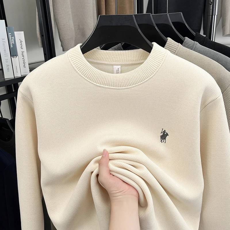 2025 Sudadera de cuello redondo para hombres con terciopelo grueso y calidez Nuevo suéter de otoño e invierno Suéter de punto con base de color sólido