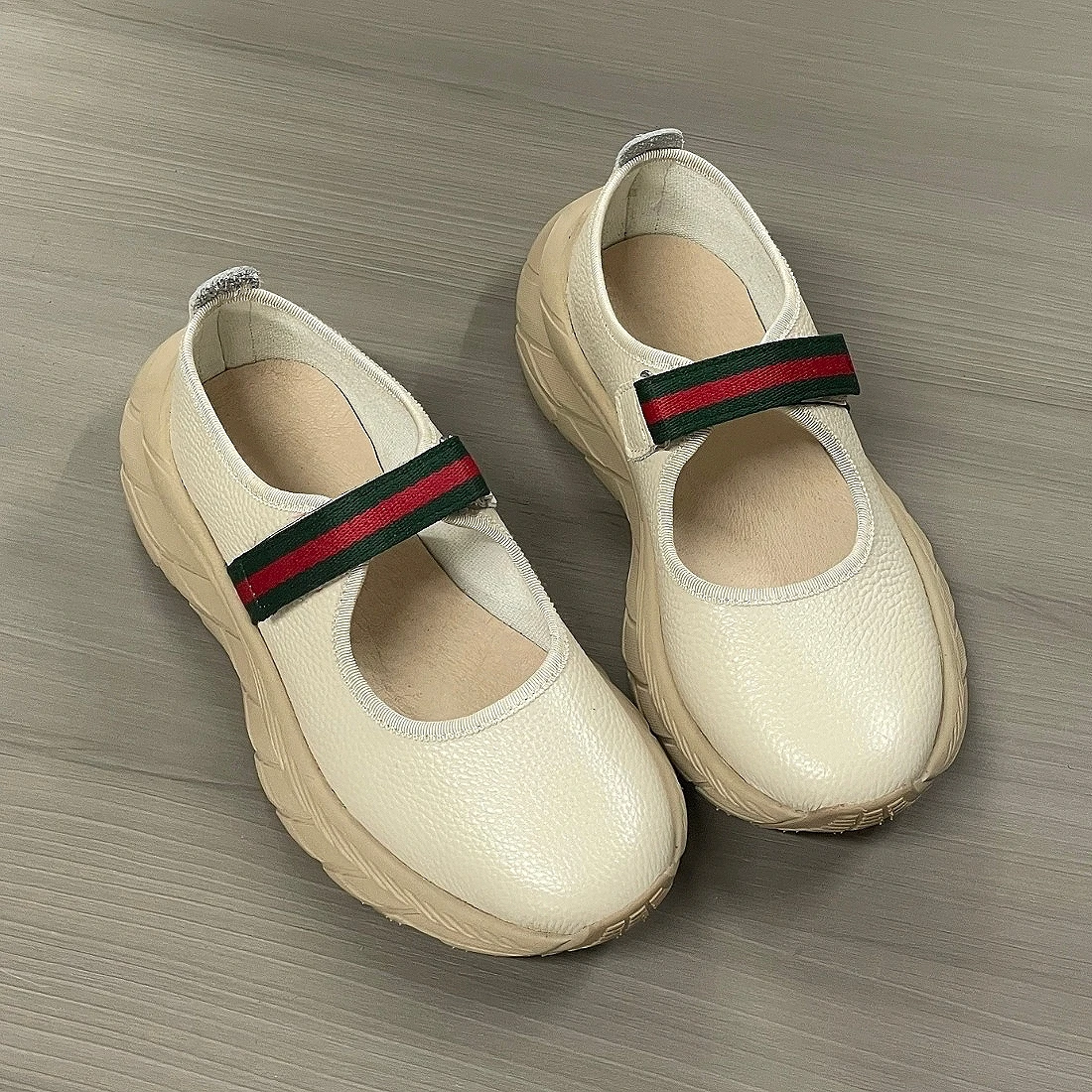Zapatos casuales de alta calidad para mujer, zapatillas deportivas de diseño moderno y portátiles, con un diseño único, combinación de colores y fabricadas en cuero genuino, ideales como regalo.