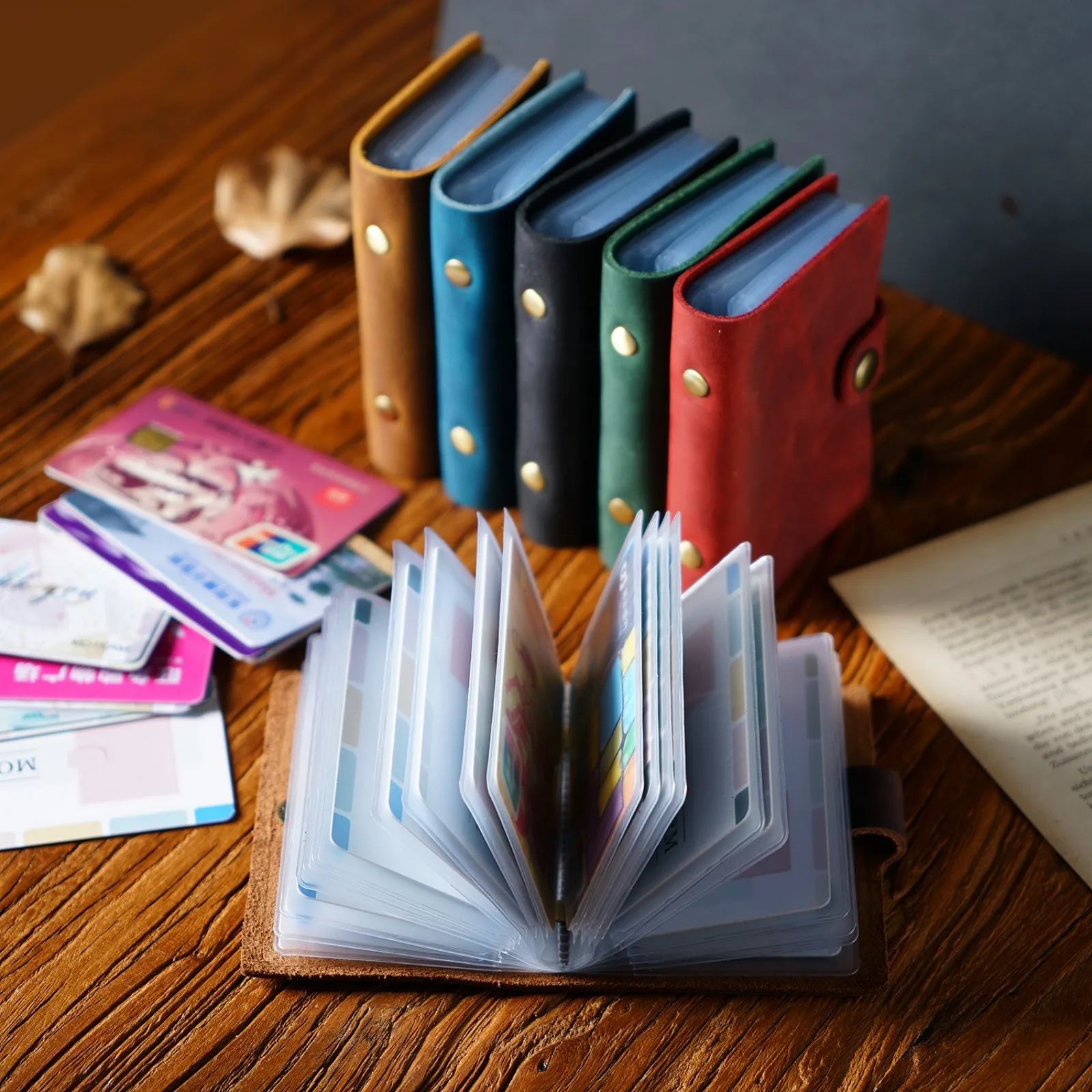 محفظة بطاقات الائتمان الجلدية العتيقة مع 20 فتحة PVC، حافظة حامل بطاقات بسيطة من الجلد الناعم للنساء والرجال مع إغلاق سريع