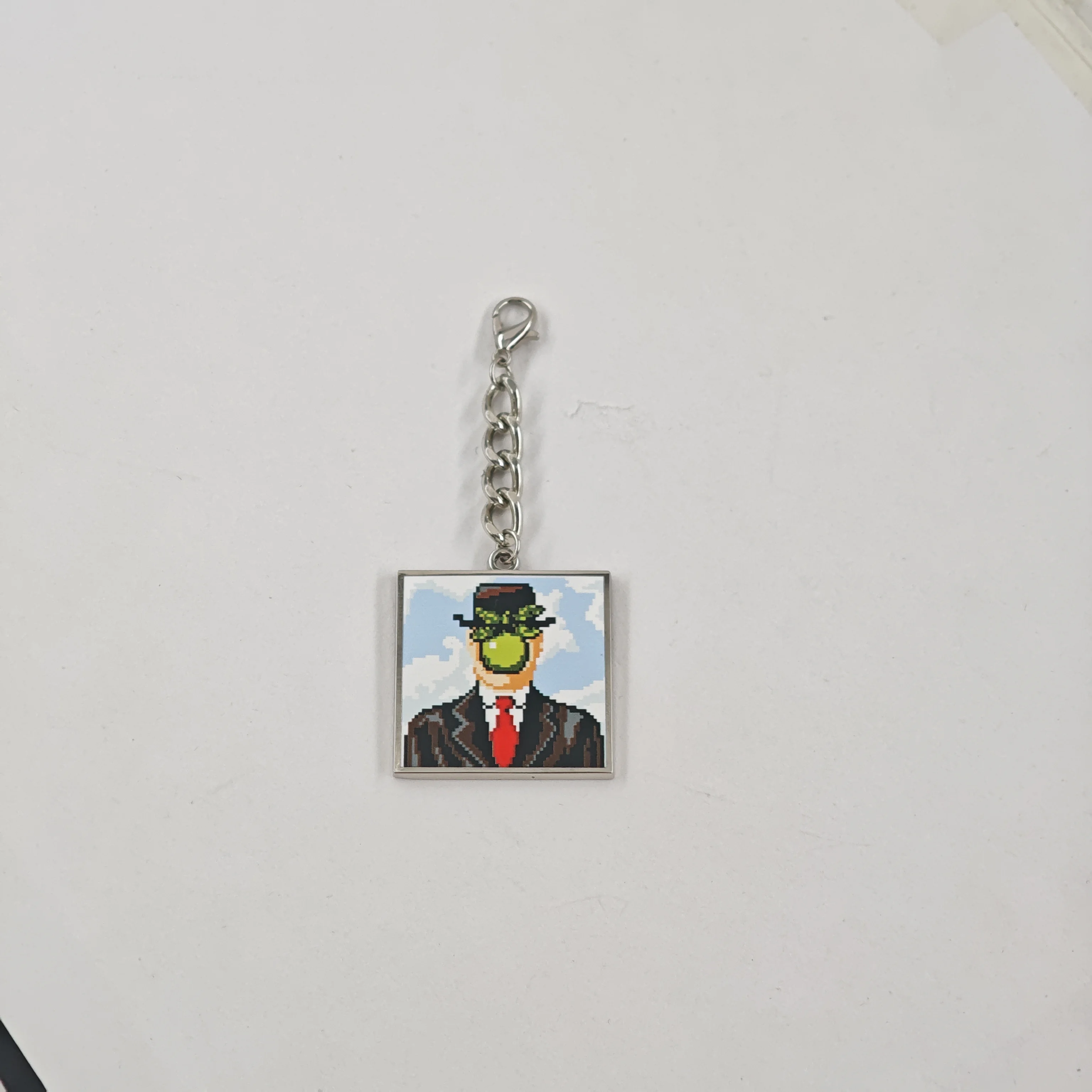 Pixel-Art „Der Menschensohn“ Schlüsselanhänger, Magritte Ölgemälde Anhänger, Metall-Schlüsselring, Retro-Surrealismus Kunst-Abzeichen, Rucksack-Ornament, Geschenk – Detail 10