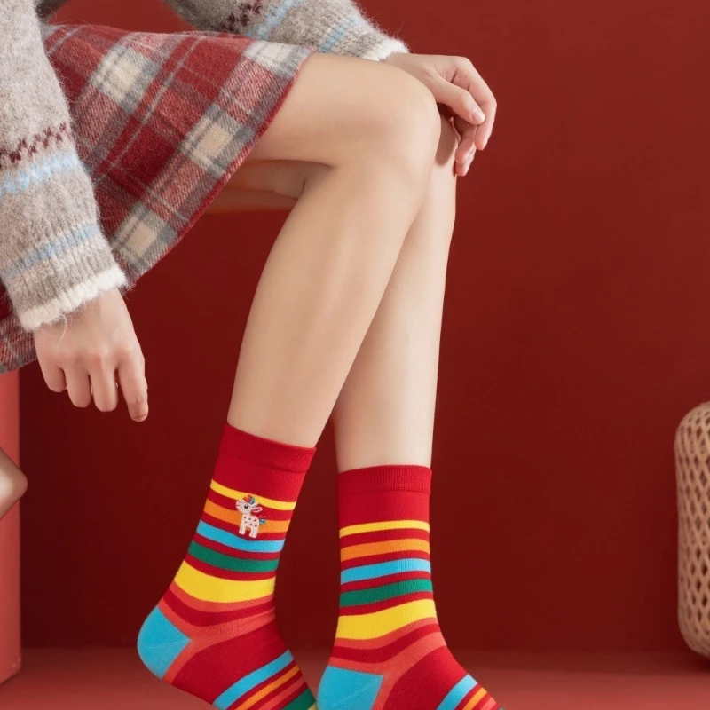 جوارب زودياك حمراء بدون خياطة مع حصان قوس قزح - جوارب متوسطة الطاقم مطرزة بالحظ لعام 2026 للنساء، جوارب لطيفة للعام الجديد #4