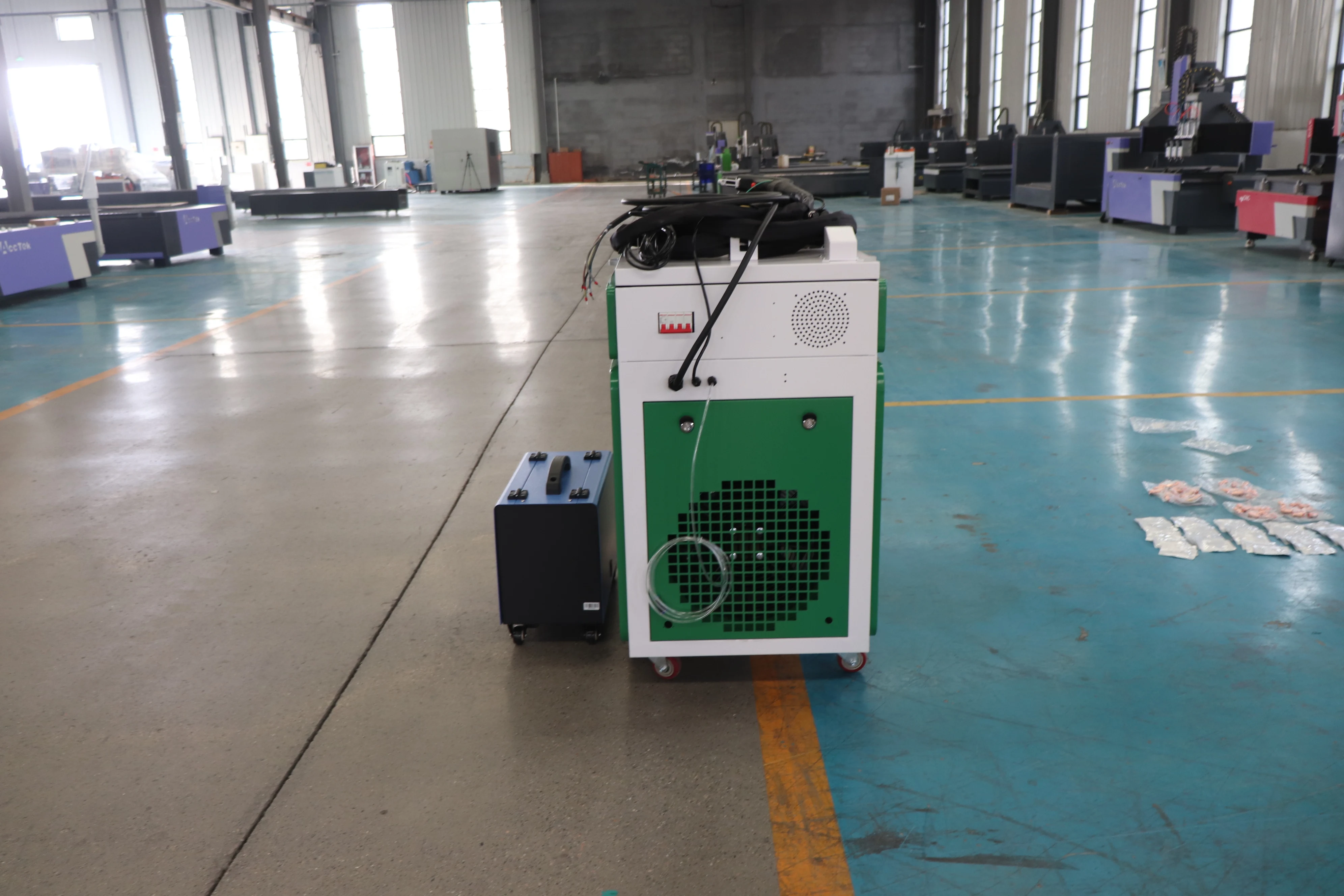 Handheld Automatic laser welder multiple welding patterns water-cooled Top quality 1500W-6KW Laser welder for SS CS Aluminum
