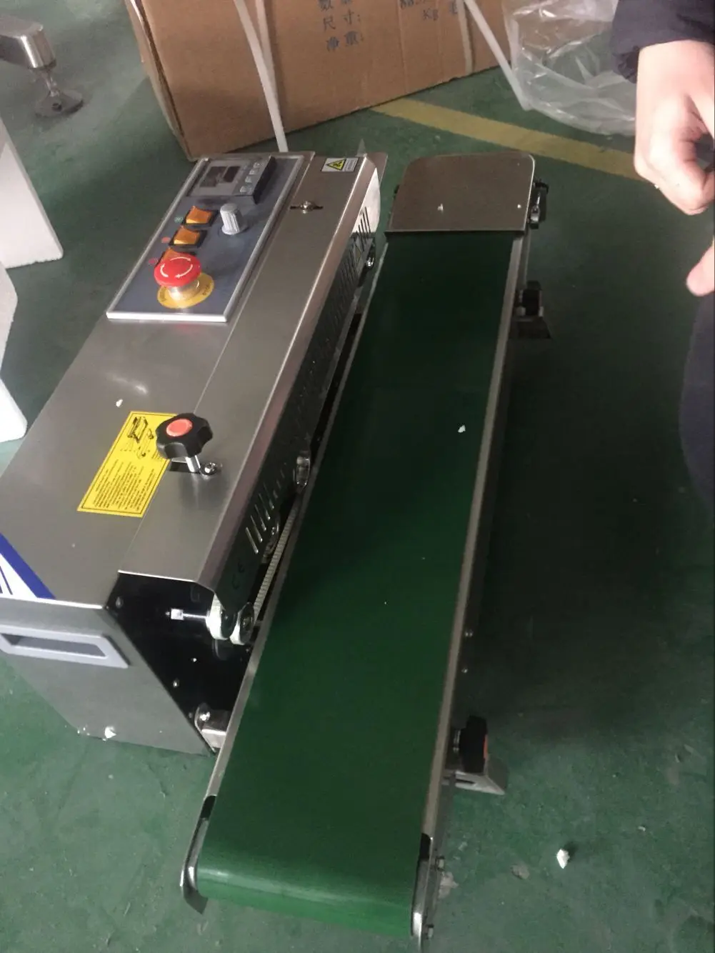 Plastic bag high-speed automatic horizontal small continuous sealing machine
