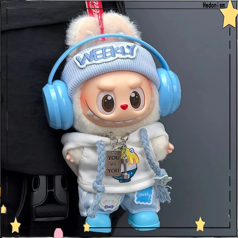 

Подходит для кукол Labubu первого, второго и третьего поколений: белая толстовка с капюшоном, джинсы, одежда для кукол, ожерелье, синие наушники, аксессуары.