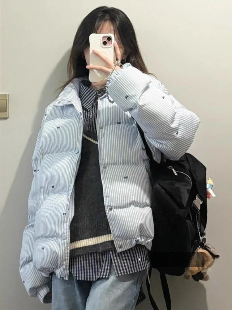 Niebieski, biały, puchowy płaszcz damski, letni, luźny krój, płaszcz ort, wzór w paski z węzłem.