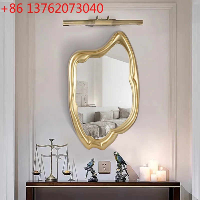 

Декоративное зеркало в скандинавском стиле в стиле барокко, особая форма, золотой фон, стена, обустройство дома