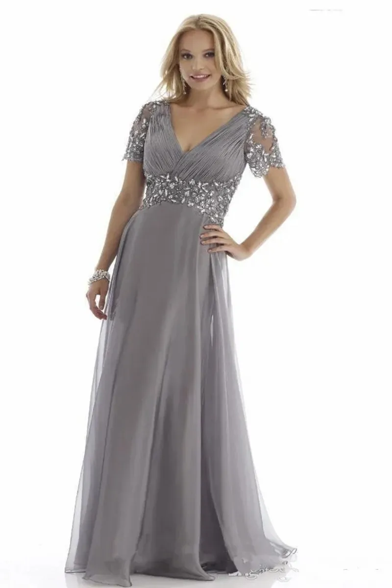 

2025 Elegant Grey Mother of the Bride Dress Crystal Chiffon Pleats V Neck Short Sleeves Chiffon Plus Size Groom Party Gowns