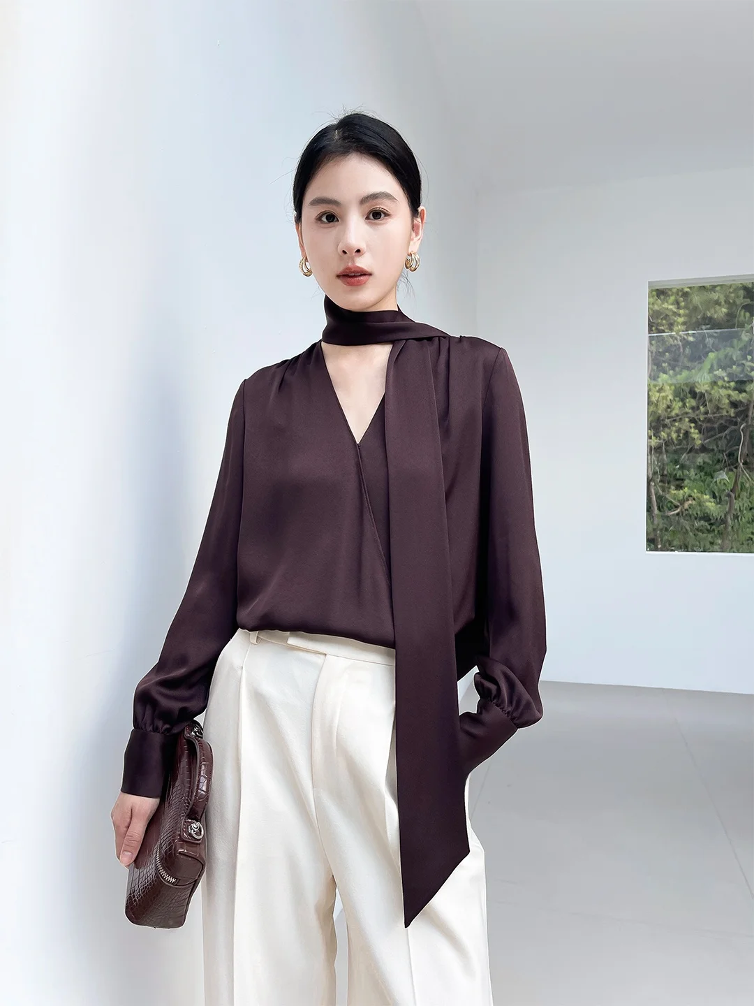 

Женская блузка MU Brown Sa из ацетатного сатина: роскошная, универсальная, осенняя, с длинным рукавом, V-образным вырезом, дышащая, свободного кроя, для офиса