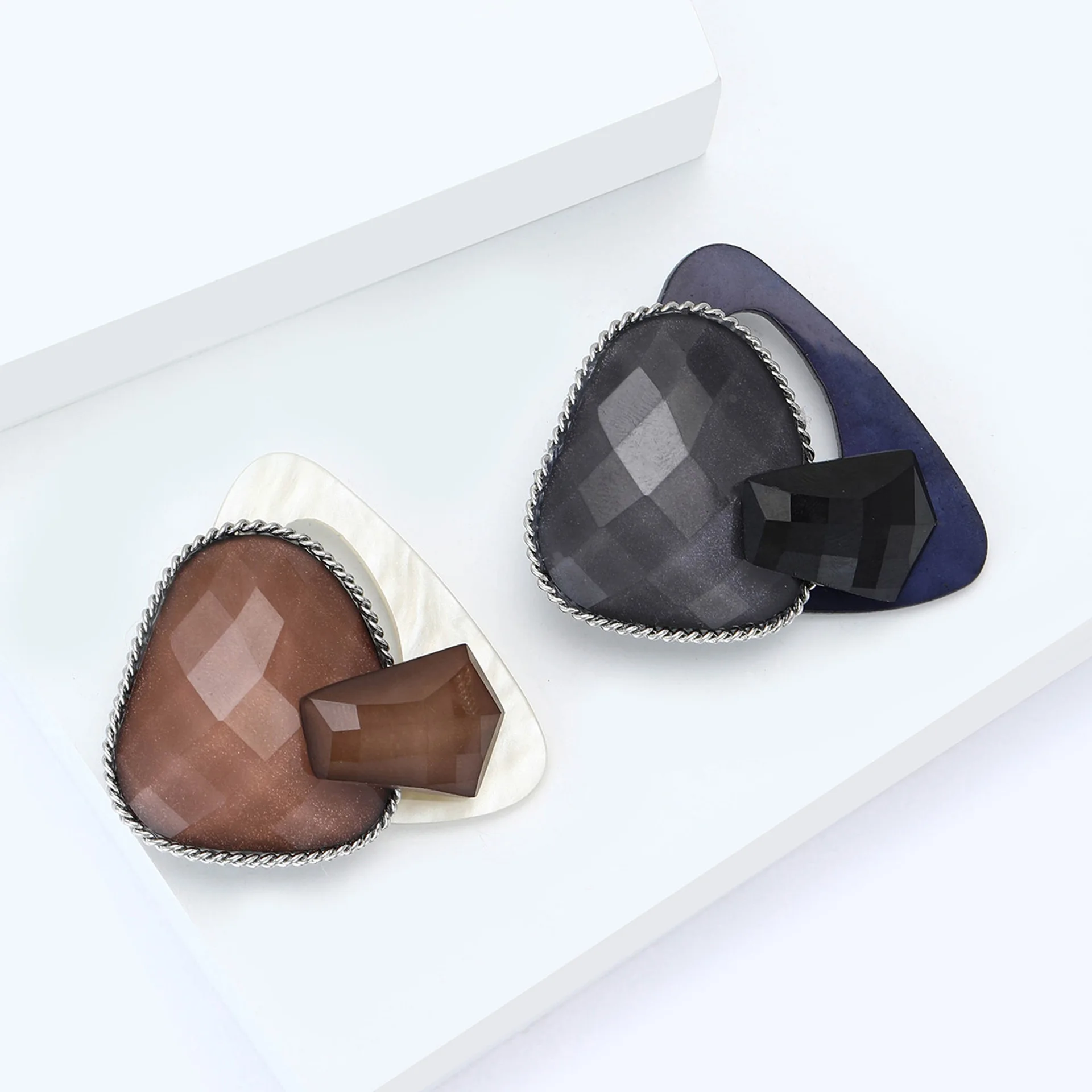 Cross border minimalist retro alloy fashionable pin clothing accessories, high-end creative personality geometric brooch