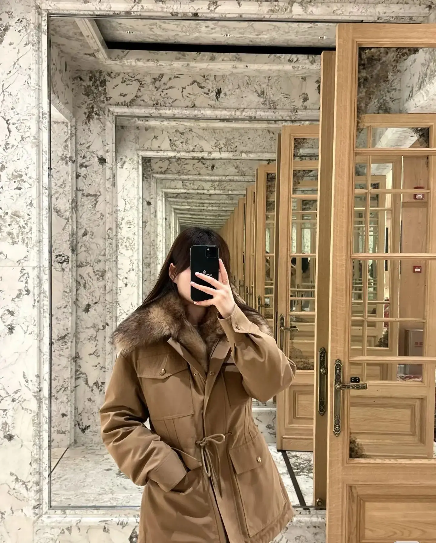 Luksusowa damska zimowa kurtka ocieplana z brązowym futrzanym kołnierzem z kapturem, kurtka puchowa ze sznurkiem i elastyczną talią.