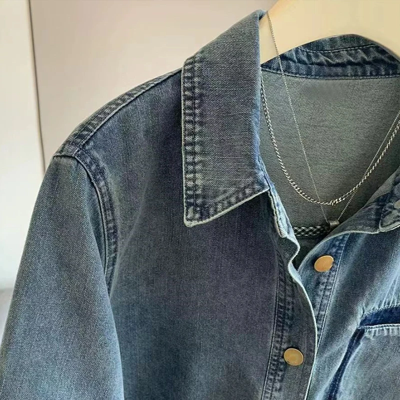 เสื้อแจ็คเก็ตยีนส์ผู้หญิงแบบต่อผ้า รุ่นใหม่ ฤดูใบไม้ผลิ-ฤดูใบไม้ร่วง ปี 2026 สไตล์ลำลอง ทรงหลวม กระดุมแถวเดียว สีน้ำเงิน แฟชั่นอเนกประสงค์ มีกระเป๋า ปกเสื้อแบบปกเชิ้ต