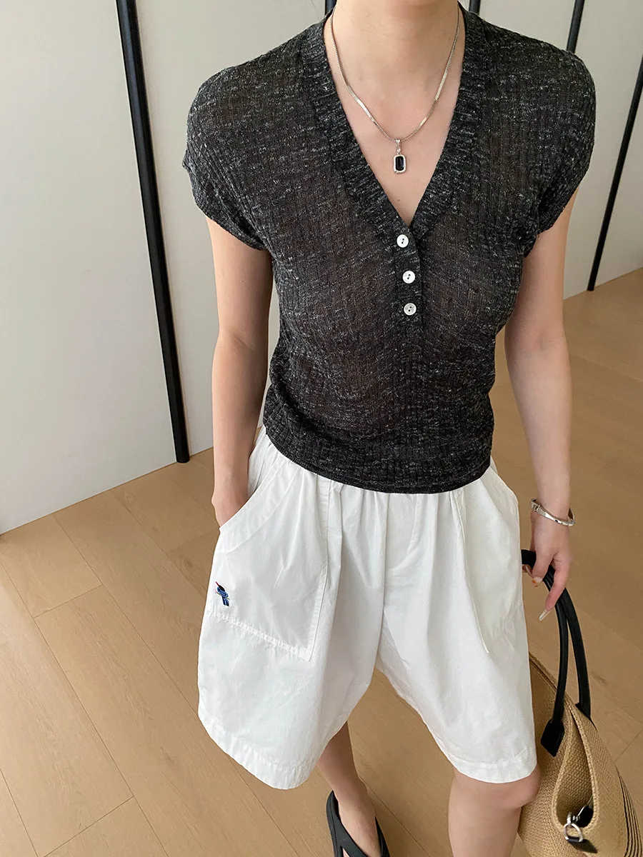 Sommerlicher Damenpullover in unifarbenem Design mit Knopfleiste, V-Ausschnitt und schlankem Schnitt, kurzärmelig. – Detail 38