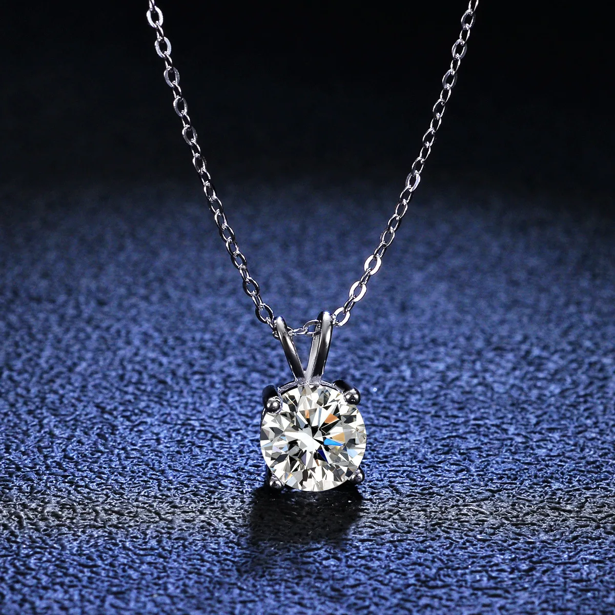 

Boutique PT950 platinum classic four-claw moissanite necklace for women 1 carat pendant necklace clavicle chain sweater chain