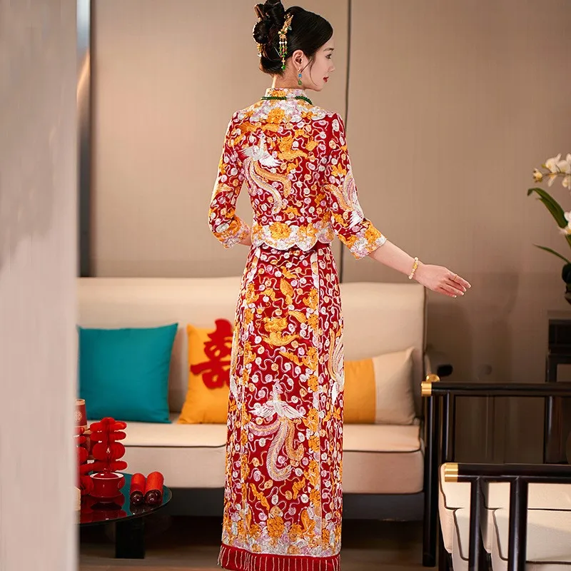 The new style of dragon and phoenix wedding gown is a traditional Chinese dress for toasting