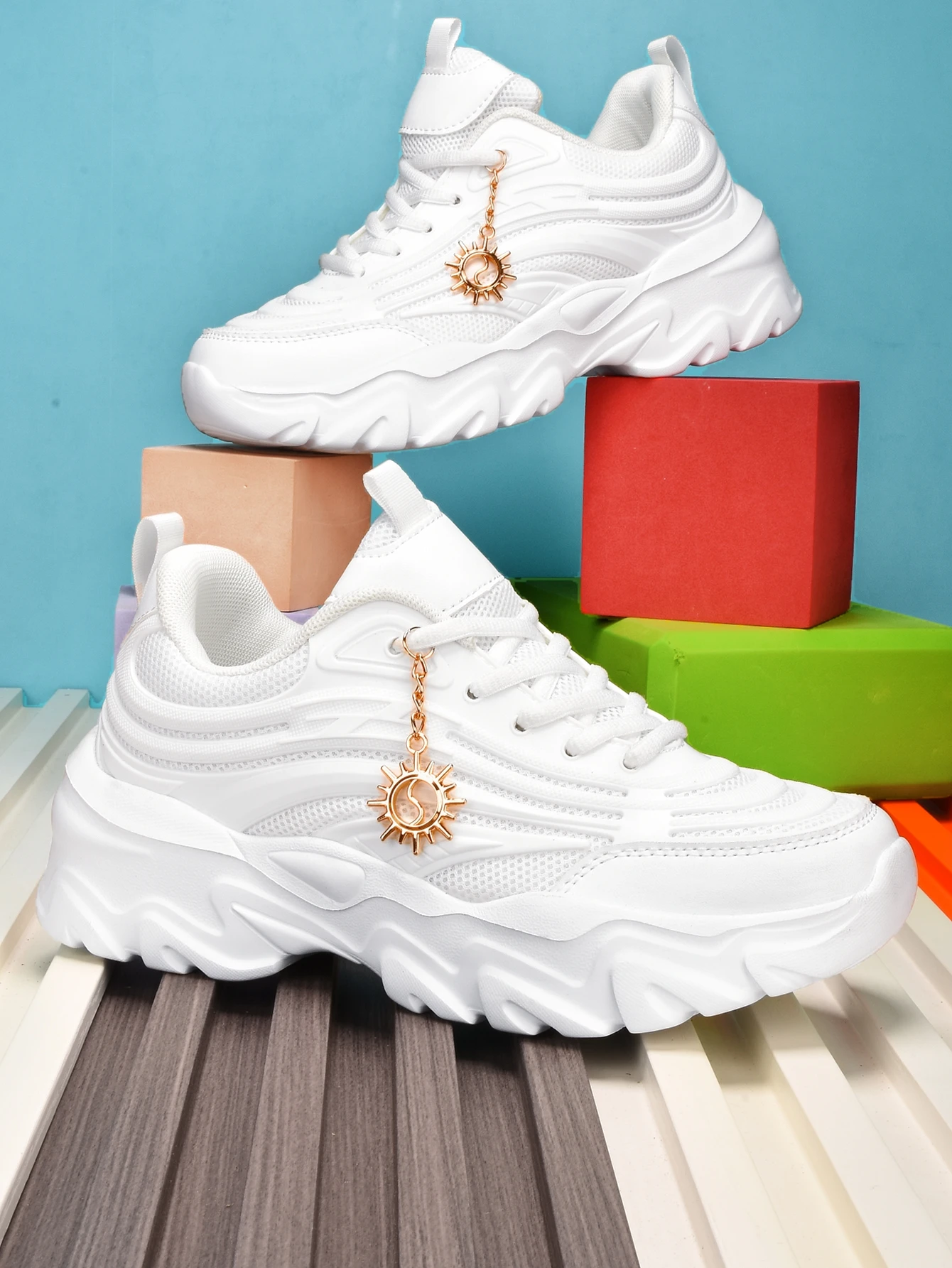 Women's 5cm Height-Increasing Thick-Soled Dad Shoes with Gold Sunflower Metal Chain Decoration, Breathable Mesh Surface, Suitable for Students, Daily Commuting, Campus Style, Versatile White Casual Sneakers, Street Fashion Enthusiasts, Wearable in All Seasons, Y2K Niche Design, Non-Crowded Style Women's Shoes
