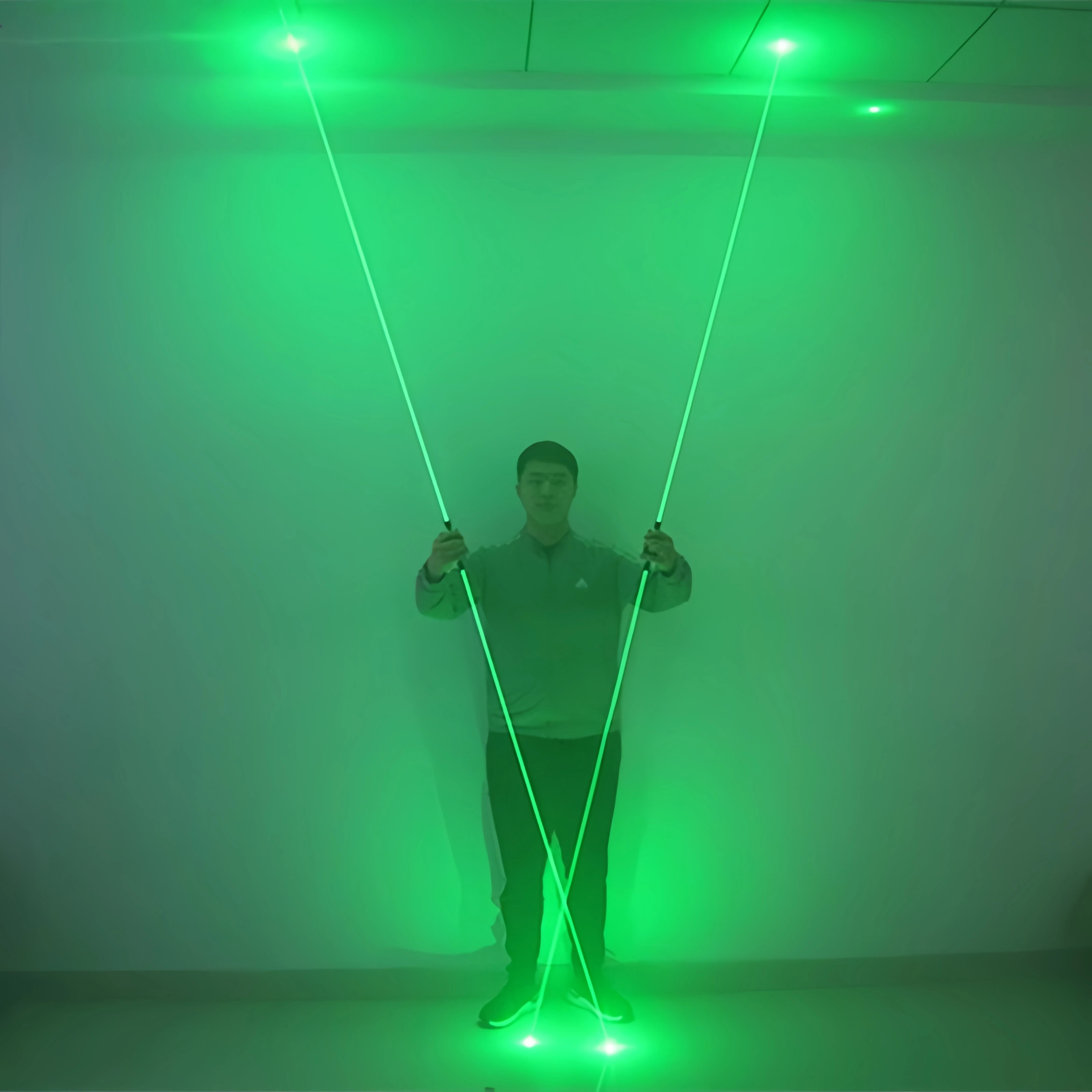 سيف ليزر فلورسنت كبير، عرض سحر - مراجعة Industrial Laser Beam وسعره