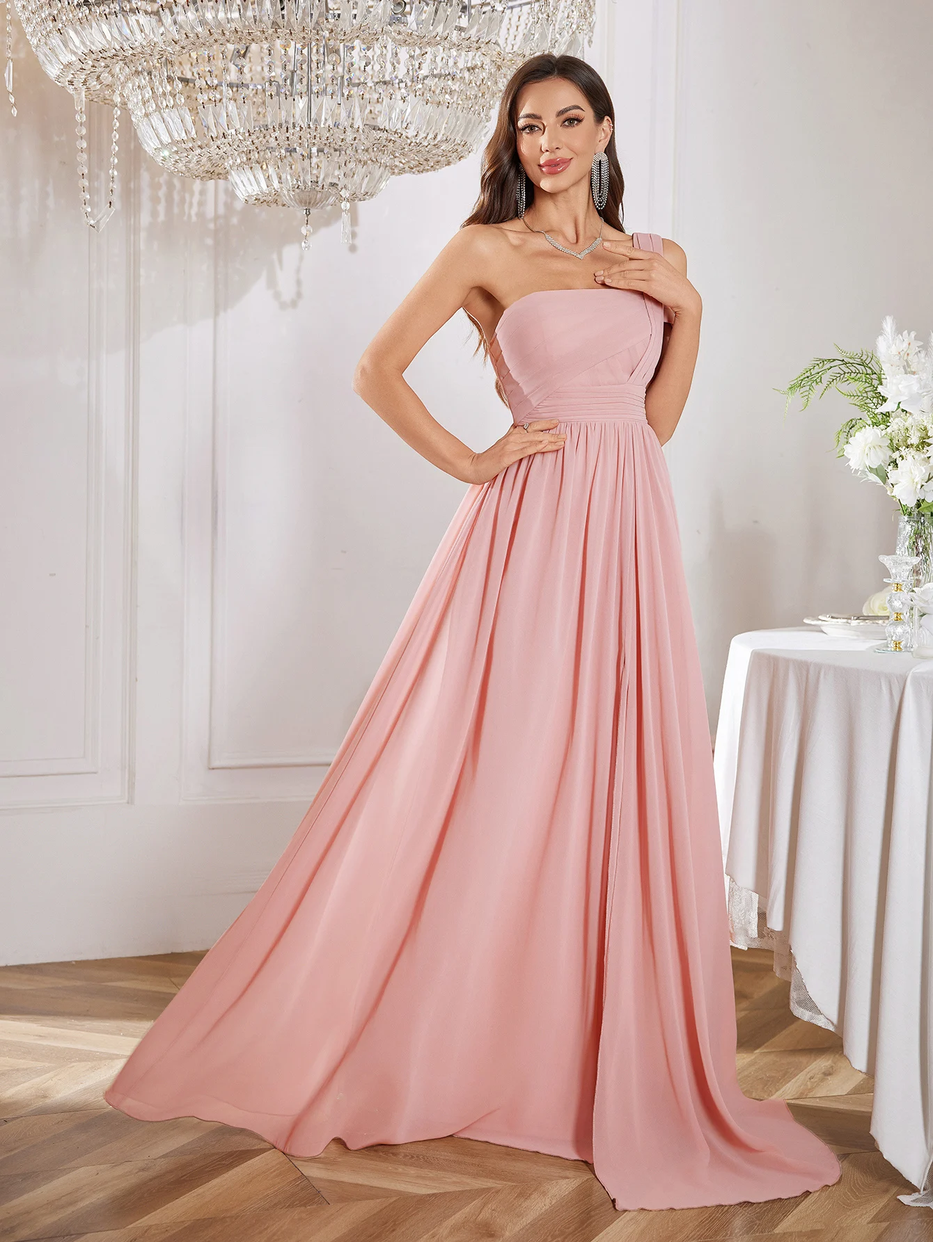 Robe de demoiselle d'honneur élégante à une épaule et dos nu, couleur unie, en mousseline de soie, taille froncée, fente haute, robe de soirée longue jusqu'au sol