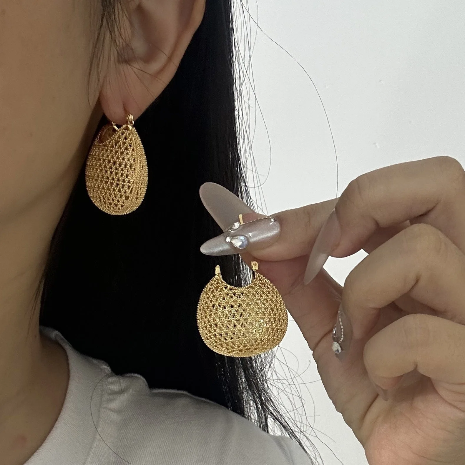 

Серьги из стерлингового серебра 925 пробы для женщин, золотые полые сексуальные девушки, модные модные ювелирные изделия, подарок для вечеринки, свадьбы, подвески