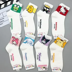 Hello Kitty Y2K Socken für Mädchen, Kuromi Cinnamoroll Medium, Kawaii Sanrio Melody, weibliche Rosado -Socken, schwarze und weiße Hälfte, weibliche Socken 6 Hauptverkäufe Branca Cinnamon Hälfte - №4