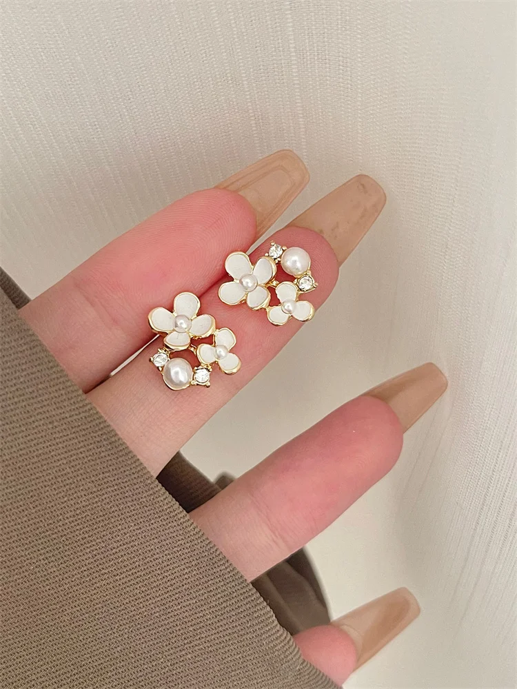 Mini pearl flower earrings for women's high-end earrings, small and transparent invisible ear clips without ear holes