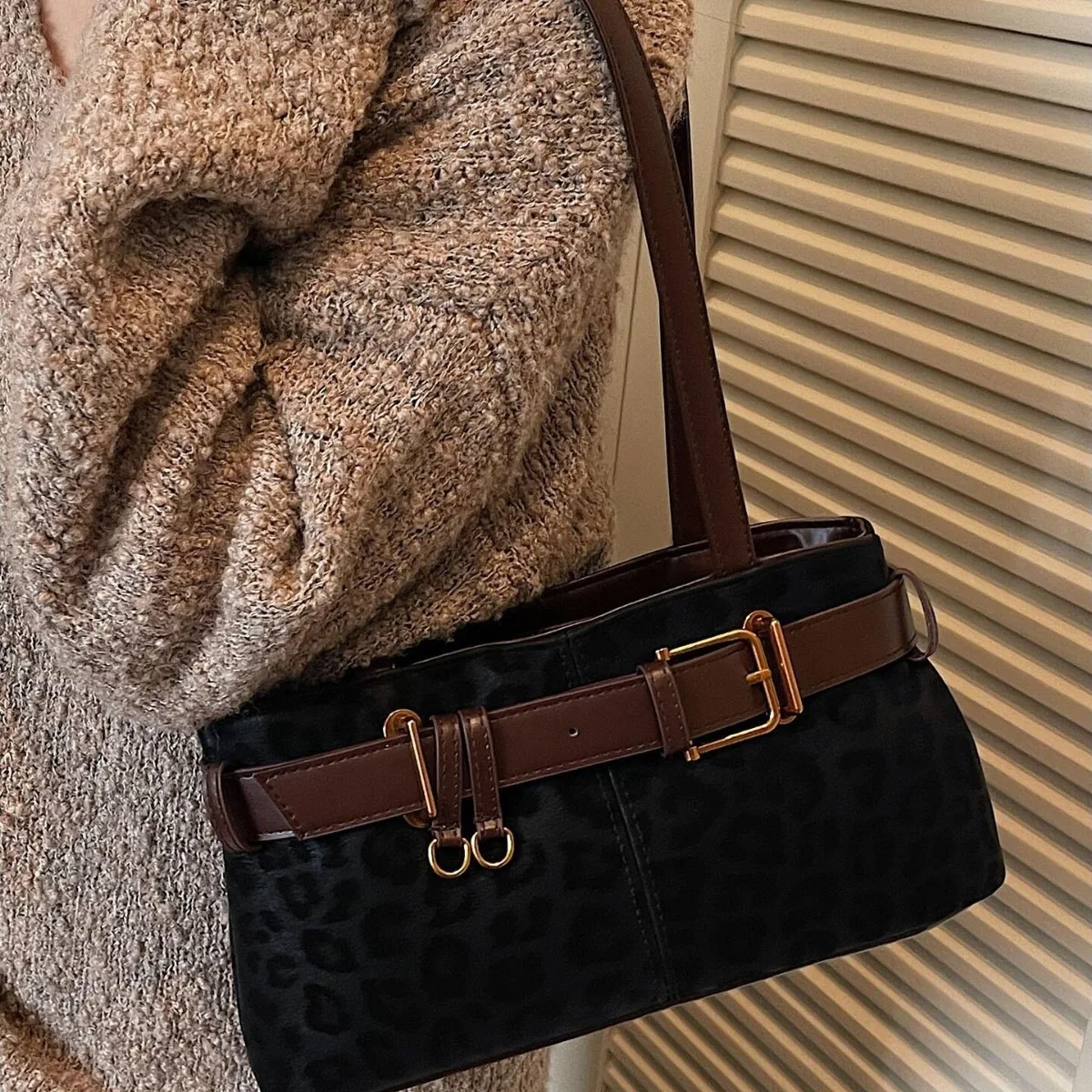 

Роскошная винтажная сумка через плечо 2025 года, модная женская сумка подмышками, шикарная пригородная сумка через плечо, универсальная текстурированная сумка «день-ночь»