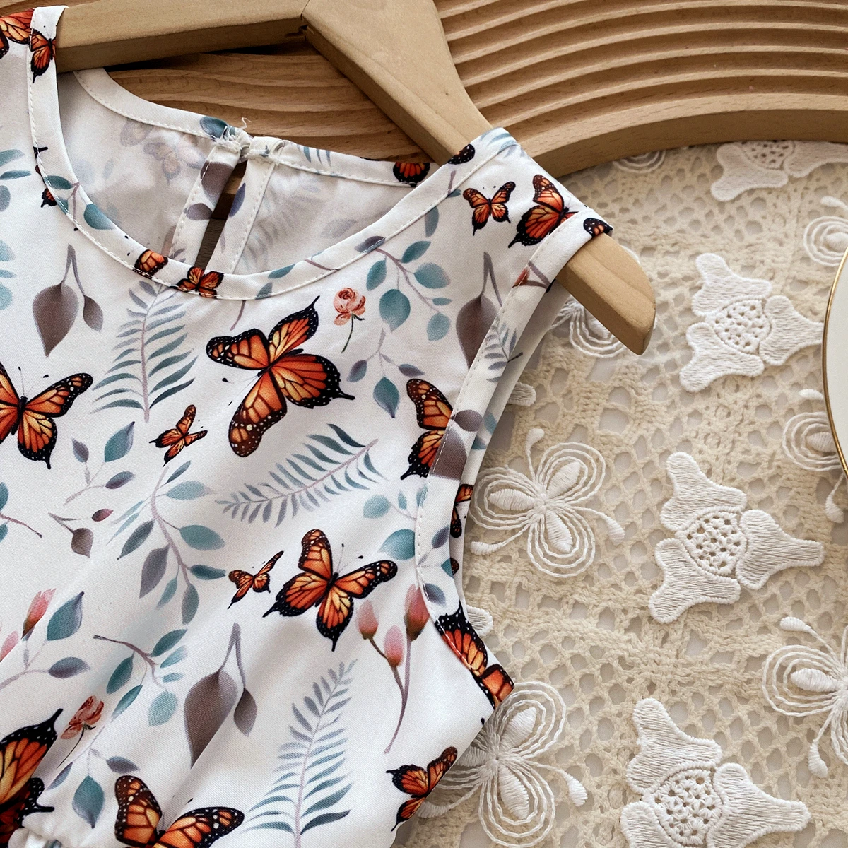 Herbstmode-Set, Kleid mit Schmetterlingsdruck, Oberteil mit Rüschen und Laternenärmeln, 2-teiliges Kinder-Set – Detail 7