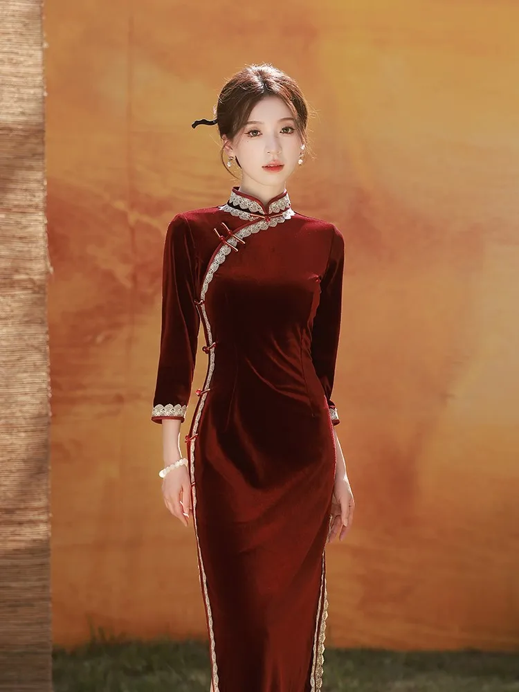 

A new Chinese-style velvet light daily modified dress in red cheongsam