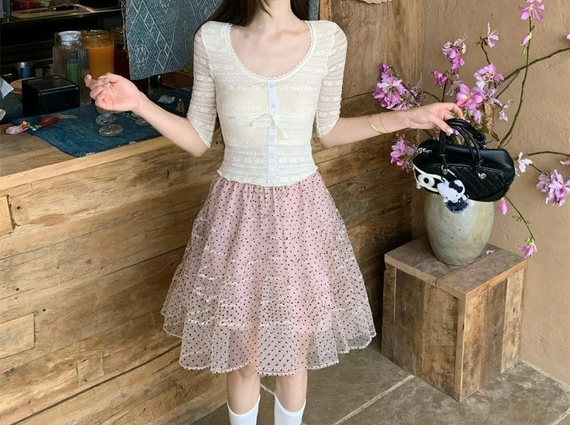 2026 New Vintage Generous Neck Splicing Lace Medium Sleeve T-Shirt and Polka Dot Skirt Set
