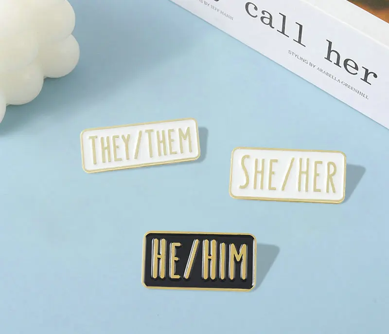 Alfileres personalizados HE HIM SHE HER THEM Broches insignias de solapa blancas y negras regalo de joyería divertido para amigos pronómetros simples esmalte