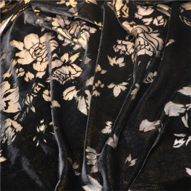 

Ткань платья Cheongsam изготовлен из шелкового бархата с золотым цветком.