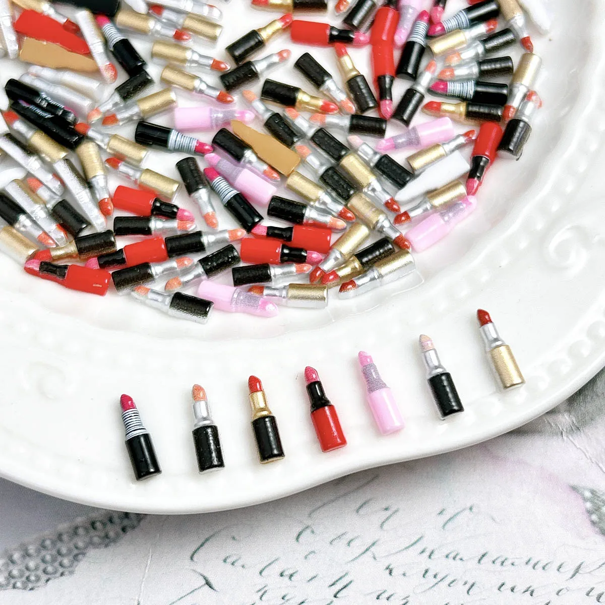 50 PZ 3D Creativo Simulato Rossetto Resina Unghie artistiche Decorazioni Minimalista Bizzarro Rossetto Colorato Pendenti E Ciondoli Per Unghie FAI DA TE Unghie Fresche