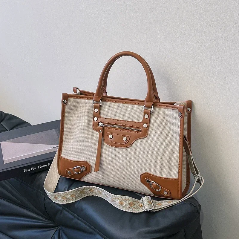 

Elegant Women's Messenger Bag Crossbody Style Made of Premium Leather for Practical Use From Famous Luxury Brand