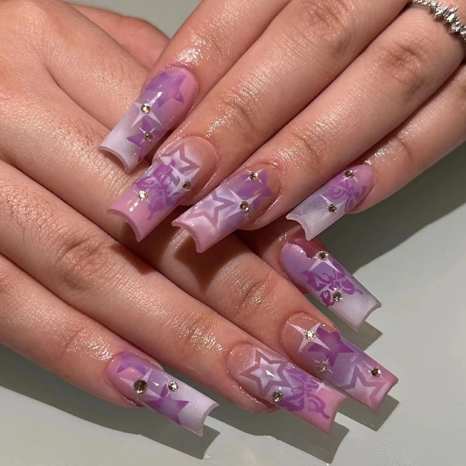 Uñas postizas largas y cuadradas de difuminado púrpura, uñas postizas reutilizables dulces y encantadoras para amantes de la manicura y blogueros de belleza