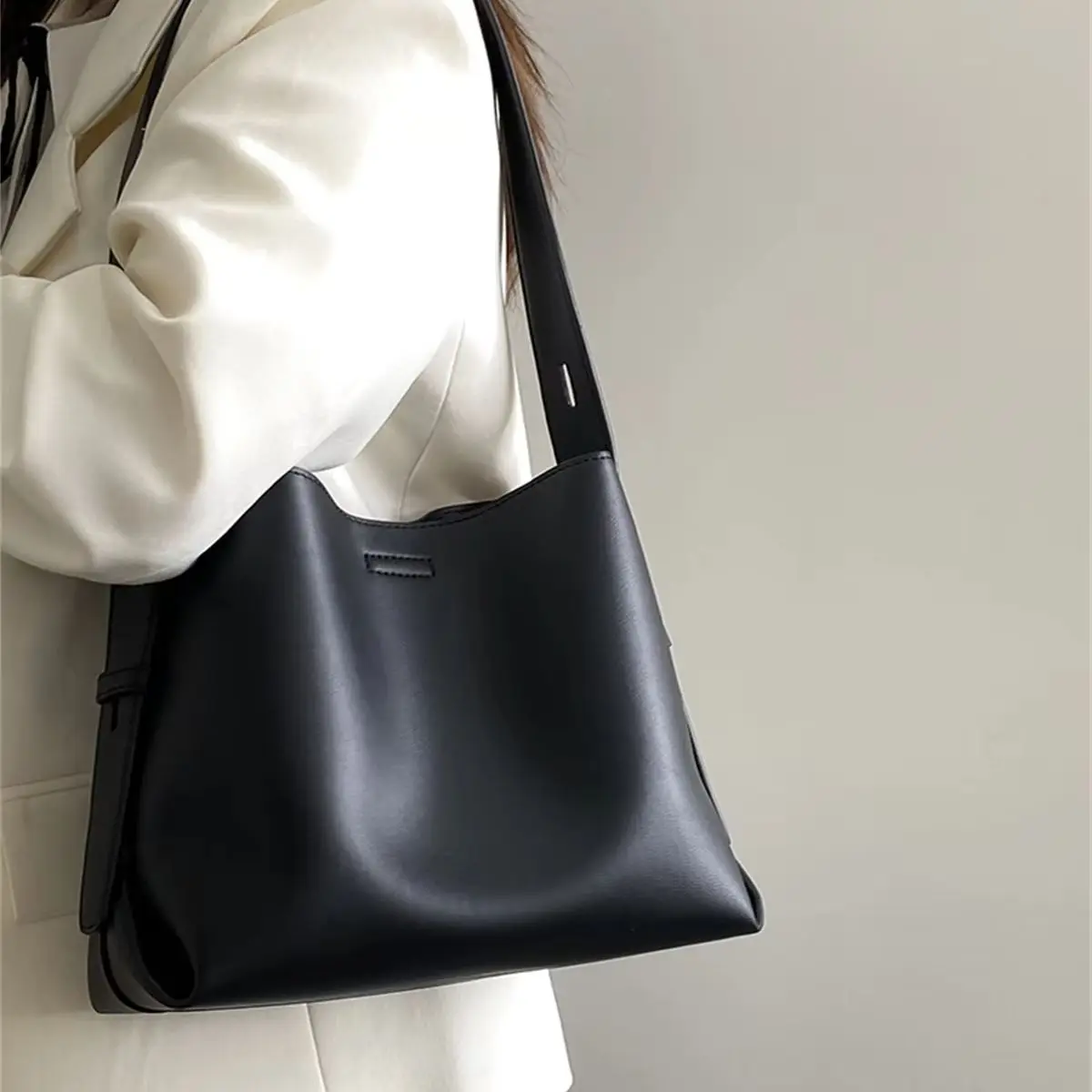 Women New Trendy Niche Design Luxe Large Capacity Shoulder Crossbody Bucket Tote Bag Commuter Daily
